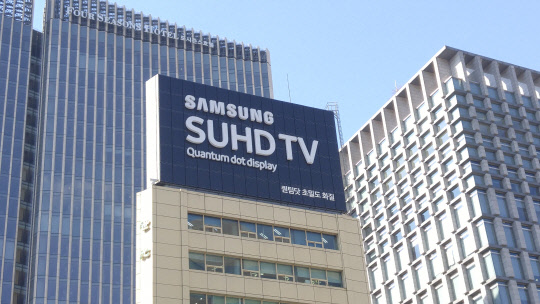 삼성전자가 사용 중단한 'SUHD TV' 브랜드가 최근 세종대로 사거리 인근에 있는 한 빌딩의 대형 옥외광고에서 홍보되고 있다.
